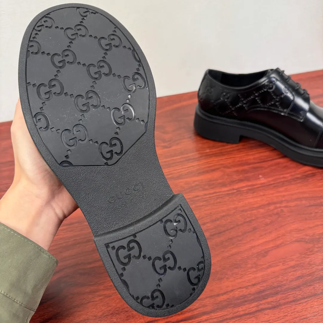 Batch 780 Gucci/Gucci new men's lace-up shoes with GG details, glossy cow leather derby shoes! Rooted in the brand's heritage, these men's lace-up shoes are crafted from premium open-edge beaded calf leather and feature GG-print embossed suede details in homage to Gucci's iconic monogram. The rubber sole decorated with GG pattern adds a touch of modern fashion to this design. Typical three-joint style design. European and American classic version, full calfskin lining. The overall upper texture is soft and the lining is comfortable and breathable. 2CM thickened soft rubber sole, easy to control. Versatile and stylish upper foot, multiple colors available to meet different matching needs, complete package! Size: 39-40-41-42-43-44 leather shoe size (38.45.46 can be customized) Item number: 7826Z open edge beads black